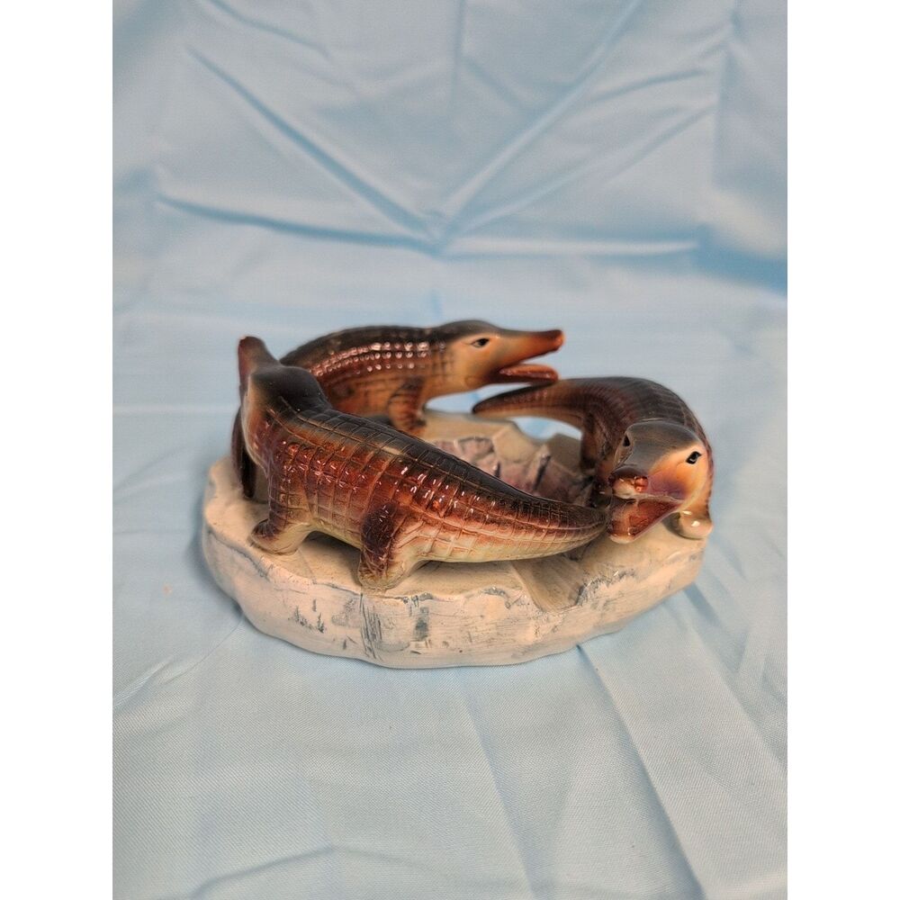 VINTAGE CURLED UP 3 ALLIGATORS ASHTRAY With Repair